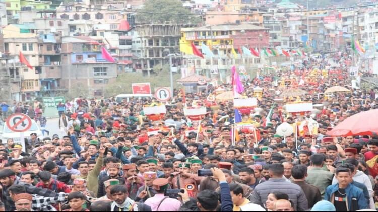 मंडी महाशिवरात्रि: राजदेवता माधोराय की अगुवाई में धूमधाम से निकली दूसरी जलेब, देव ध्वनियों से गूंजी छोटी काशी मंडी शिवरात्रि।