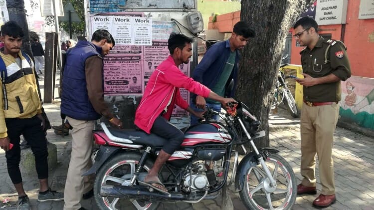 Meerut: दो घंटे चला ट्रैफिक पुलिस का अभियान, गाड़ियों से उतरवाई काली फिल्म, जाट-गुर्जर-पंडित पर कसा शिकंजा मेरठ पुलिस