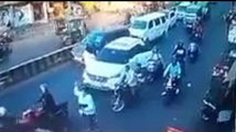 एक गोली लगते ही जमीन पर गिर पड़े उमेश Prayagraj News : उमेश पाल हत्याकांड का सीसीटीवी फुटेज।