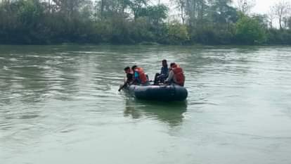 Meerut: पत्नी को कॉल कर गंगनहर में कूदा पति, मौके से कार-मोबाइल बरामद, तलाश में जुटे गोताखोर Meerut: A man of Baghpat jumped into Ganganahar after calling his wife and divers are busy searching