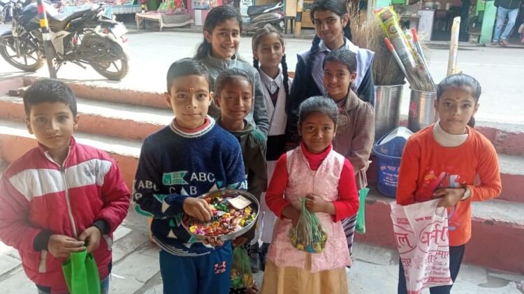 Phooldei 2022: देवभूमि में फूलों से सजी हर घर की दहलीज, बच्चों के साथ मंत्रियों ने भी मनाया उत्सव, तस्वीरें फूलदेई