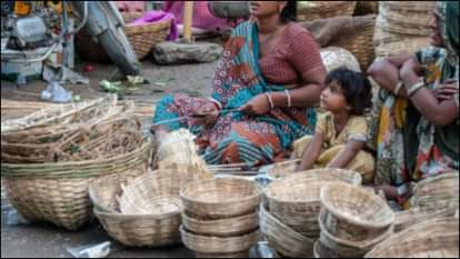 समाज: टोकरियों के साथ परंपरा सहेजतीं कलाकार और पर्यावरण के सरोकार Artist Preserving tradition with Indigenous Basket Environment Protection