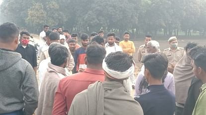 Shamli : दो दिन से रजवाहे में पड़े बोरे को नोंच रहे थे कुत्ते, जांच की तो निकला युवती का शव, नहीं हुई पहचान मौके पर ग्रामीणों की भीड़ व पुलिस