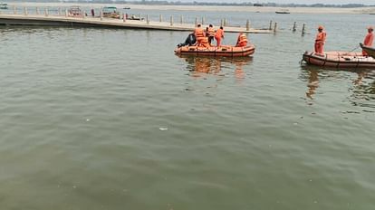Varanasi: ललिता घाट पर गंगा स्नान के दौरान युवक डूबा युवक, बाबा दर्शन की आस रह गई अधूरी एनडीआरएफ जवानों ने निकाला युवक का शव