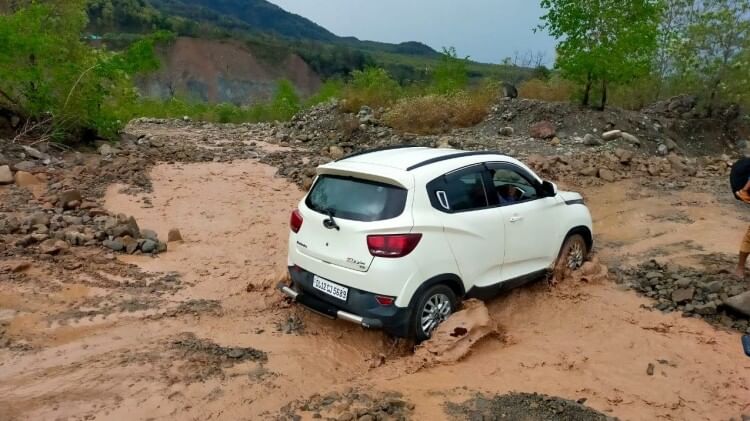 पूर्णागिरी मार्ग पर आया मलबा