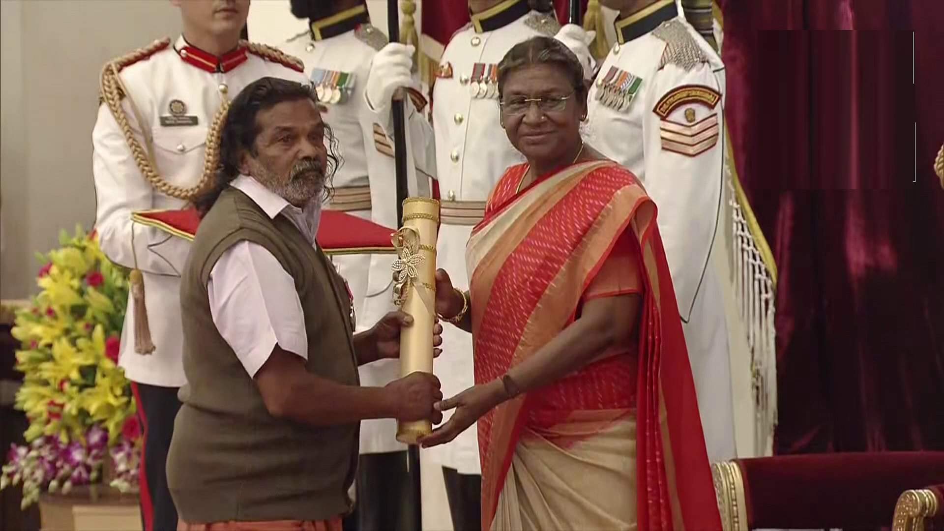 Padma Award 2023: राष्ट्रपति मुर्मू ने पद्म पुरस्कार पाने वाली हस्तियों को किया सम्मानित, देखें तस्वीरें President Droupadi Murmu presenting Padma Award 2023 news and updates