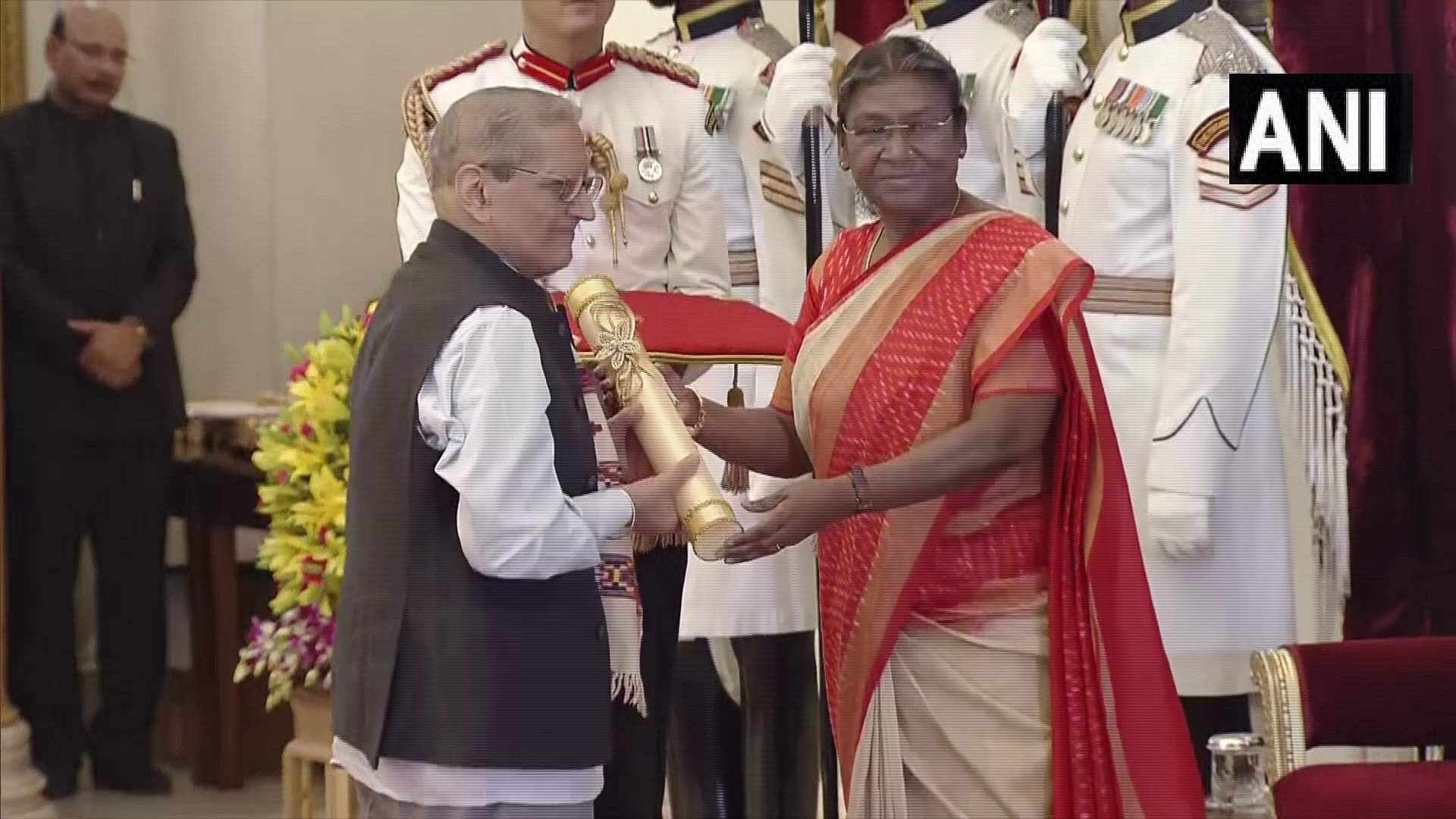 Padma Award 2023: राष्ट्रपति मुर्मू ने पद्म पुरस्कार पाने वाली हस्तियों को किया सम्मानित, देखें तस्वीरें President Droupadi Murmu presenting Padma Award 2023 news and updates