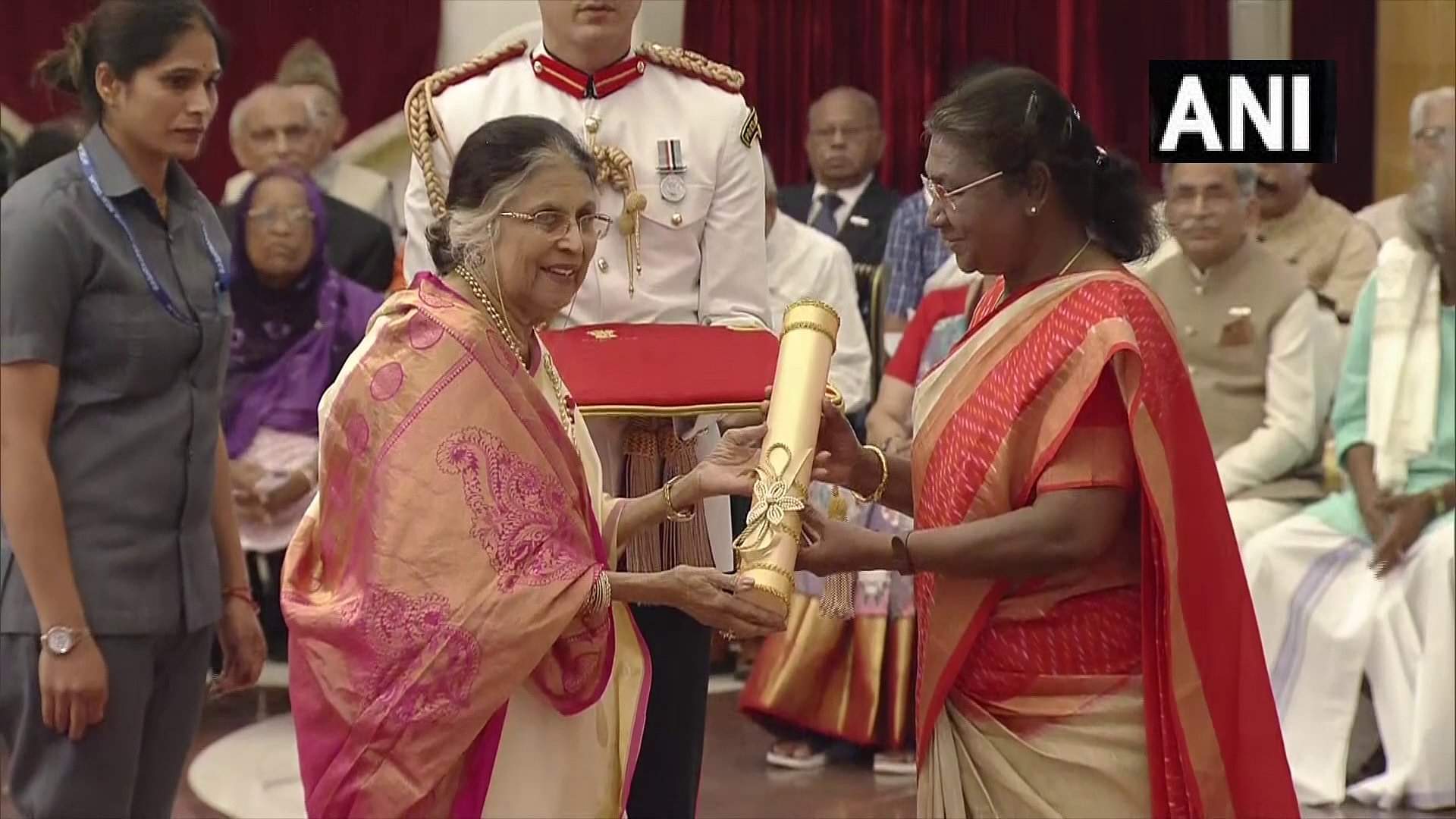 Padma Award 2023: राष्ट्रपति मुर्मू ने पद्म पुरस्कार पाने वाली हस्तियों को किया सम्मानित, देखें तस्वीरें President Droupadi Murmu presenting Padma Award 2023 news and updates