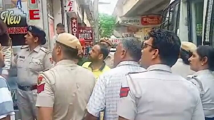 Sirsa: होटल पर पुलिस की रेड, एक दर्जन भर युवक-युवतियां पकड़े, मचा हड़कंप
