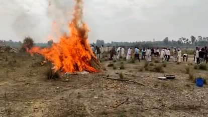 Prayagraj : मां के निधन नहीं पहुंची इकलौती बेटी, मकान मालिक और रिश्तेदारों ने किया अंतिम संस्कार Only daughter did not reach mother's death, landlord and relatives performed last rites