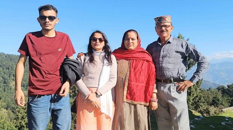 Success Story: मनरेगा की दिहाड़ी से भरी बेटी की फीस, बनीं असिस्टेंट प्रोफेसर दीक्षा कपूर परिवार के साथ।