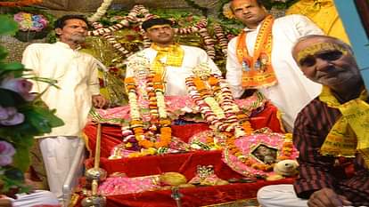 Hathras News: जब निकली 143 वीं वार मूंछों वाले राम जी की सवारी, निहारते रह गए श्रद्धालु ride of Ram ji with mustache came out on the 143rd day devotees kept staring