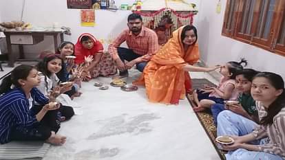 Hathras News: रामनवमी पर घर-घर जिमाए गए कन्या-लांगुरा, हर ओर हुई मां अम्बे की जय-जयकार Girls and languras organized from house to house on Ram Navami