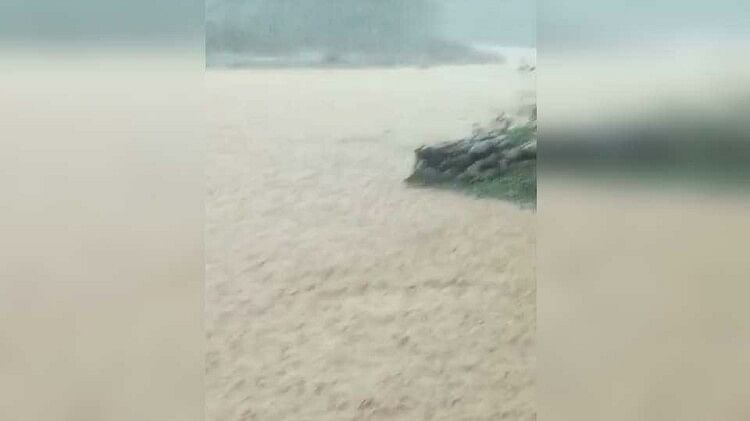 Uttarakhand: रामनगर में भारी बारिश के बाद उफान पर आए नाले में बही यात्रियों से भरी बस, ऐसे बचाई जान Uttarakhand Weather: Bus full of passengers swept Away in overflow drain in Ramnagar After Heavy rainfall