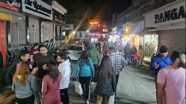 Mussoorie: वीकेंड पर उमड़ा पर्यटकों का हुजूम, लगा तीन किमी लंबा जाम, 80 फीसदी होटल हुए पैक, तस्वीरें Mussoorie: Tourist Crowd on weekend three kilometer long jam and 80 percent hotels full
