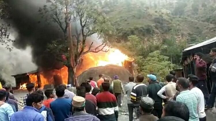 Tyuni Agnikand: तीन बच्चों के अधजले शव मिले, देखते ही बिलख पड़े परिजन, कपड़ों और शरीर के अंगों से की पहचान Tyuni Agnikand Three children Half Burnt Dead Bodies Found Parents Crying Badly Dehradun Uttarakhand