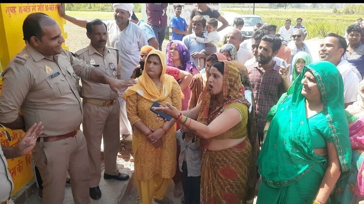 Baghpat Women protest, sit in starts at main gate of village over the removal of liquor contracts