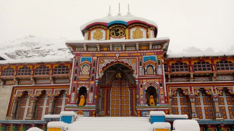 Uttarakhand Weather: पहाड़ों पर बर्फबारी से फिर लौटी ठंड, तस्वीरों में देखें बदरी-केदार धाम का ये भव्य नजारा Uttarakhand Weather News Snowfall Rain in Badrinath Kedarnath Gangotri Dham watch Photos