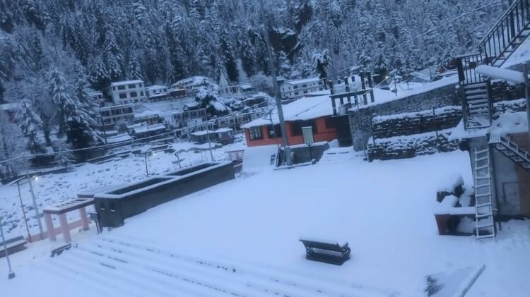 Uttarakhand Weather: पहाड़ों पर बर्फबारी से फिर लौटी ठंड, तस्वीरों में देखें बदरी-केदार धाम का ये भव्य नजारा Uttarakhand Weather News Snowfall Rain in Badrinath Kedarnath Gangotri Dham watch Photos