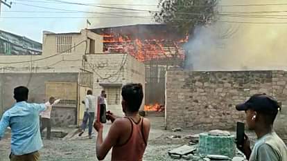 Barmer News: बालोतरा इंडस्ट्रियल एरिया के टेक्सटाइल फैक्ट्री में लगी आग, दो फैक्ट्रियां और लाखों का कपड़ा जला Barmer News Fire broke out textile factory of Balotra Industrial Area two factories and cloth worth lakhs burn