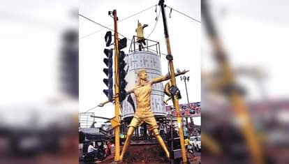 Meerut: विश्व चैंपियन नीरज चोपड़ा की मूर्ति से भाला चोरी की खबर फर्जी, मेडा के अफसरों ने बताई सच्चाई Meerut: javelin theft news from world champion Neeraj Chopra statue found fake, MDA planted the real javelin