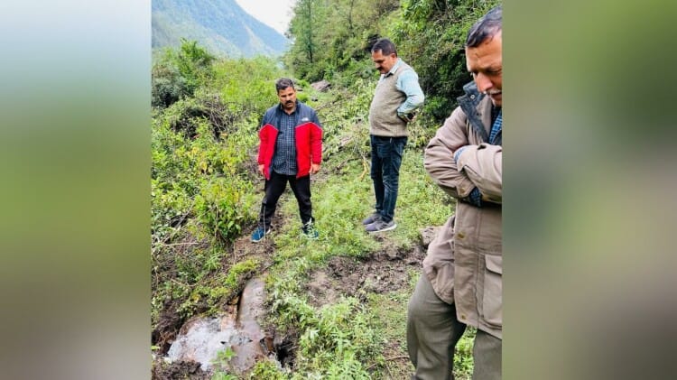 Himachal: लाहौल में बर्फबारी... अटल टनल से वाहनों की आवाजाही बंद, दारचा में फंसे 250 कामगार, कुल्लू में बारिश Himachal Snowfall in Lahaul Movement of vehicles stopped from Atal Tunnel many workers stuck in Lahaul Darcha