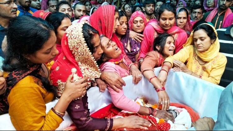 Martyr Arvind Kumar: बिंदू बोलीं- शहीद पति ने सबसे महंगा तोहफा दिया, अब तिरंगा ही मेरे जीवन का साया होगा Martyr Arvind Kumar wife Bindu Devi emotional words during cremation