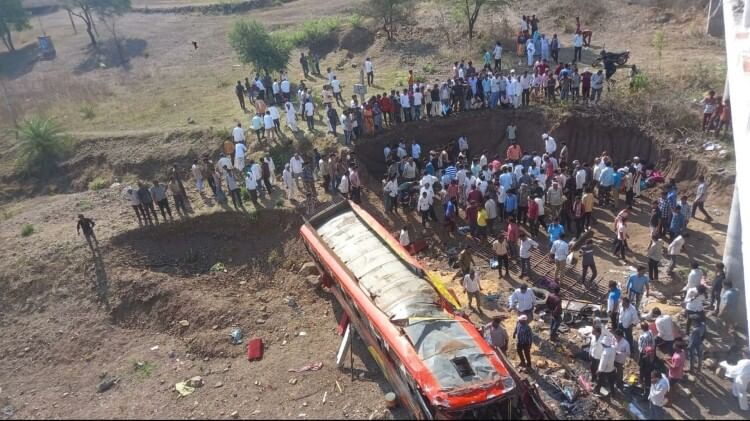 Khargone Accident Photos: हंसते-खिलखिलाते ले रहे थे यात्रा का आनंद, तेज रफ्तार बनी 16 यात्रियों का काल Khargone Bus Accident: Bus Fell From Bridge Many People Died, Rescue Operation Update