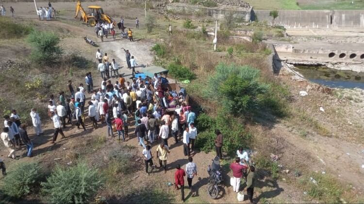 Khargone Accident Photos: हंसते-खिलखिलाते ले रहे थे यात्रा का आनंद, तेज रफ्तार बनी 16 यात्रियों का काल Khargone Bus Accident: Bus Fell From Bridge Many People Died, Rescue Operation Update