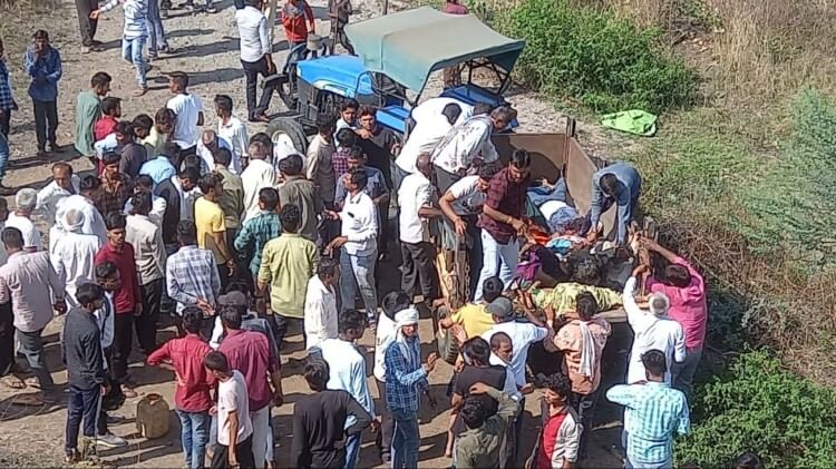 Khargone Accident Photos: हंसते-खिलखिलाते ले रहे थे यात्रा का आनंद, तेज रफ्तार बनी 16 यात्रियों का काल Khargone Bus Accident: Bus Fell From Bridge Many People Died, Rescue Operation Update
