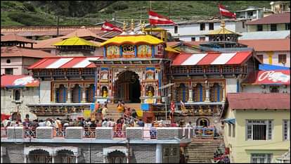 Badrinath: तीर्थयात्रियों से पैसे ठग कराए जा रहे थे दर्शन, मंदिर समिति ने की आरोपी कर्मचारी के खिलाफ कार्रवाई Badrinath Dham Pilgrims cheated in the name of darshan temple committee caught accused Uttarakhand news in hin