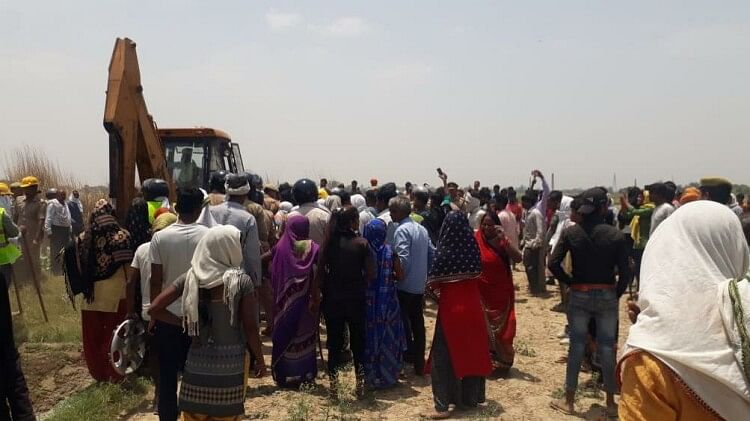 आज की तारीख के हिसाब से मुआवजा मांग रहे किसान Stones pelting on team that reached to demarcate land in Transport Nagar Varanasi