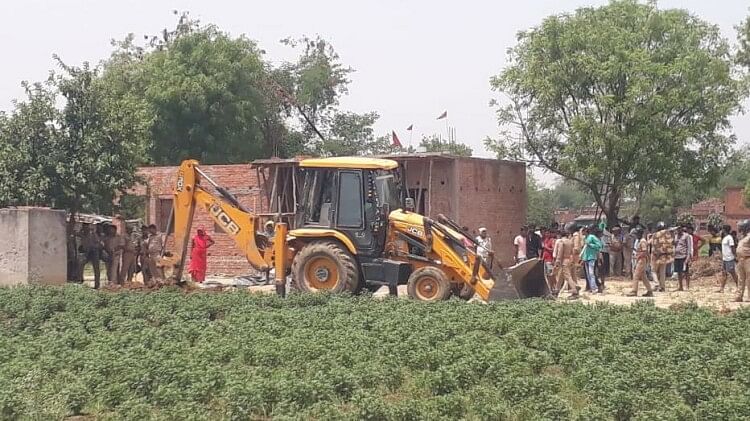 Stones pelting on team that reached to demarcate land in Transport Nagar Varanasi