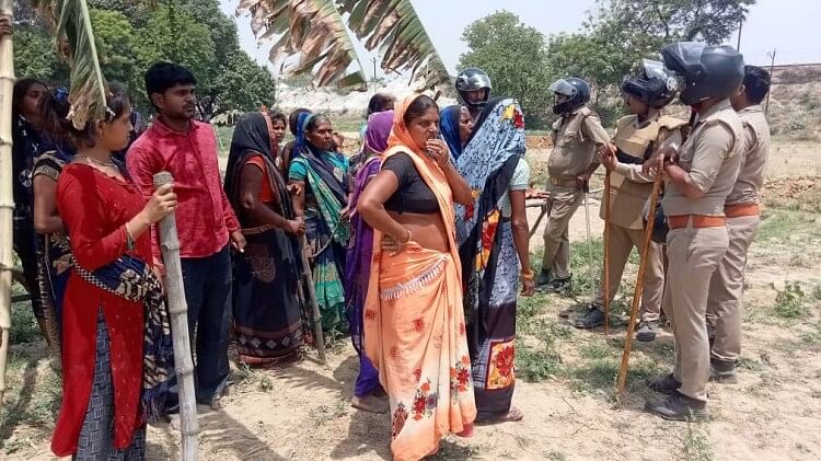 करीब दो घंटे तक रही अफरातफरी की स्थिति Stones pelting on team that reached to demarcate land in Transport Nagar Varanasi