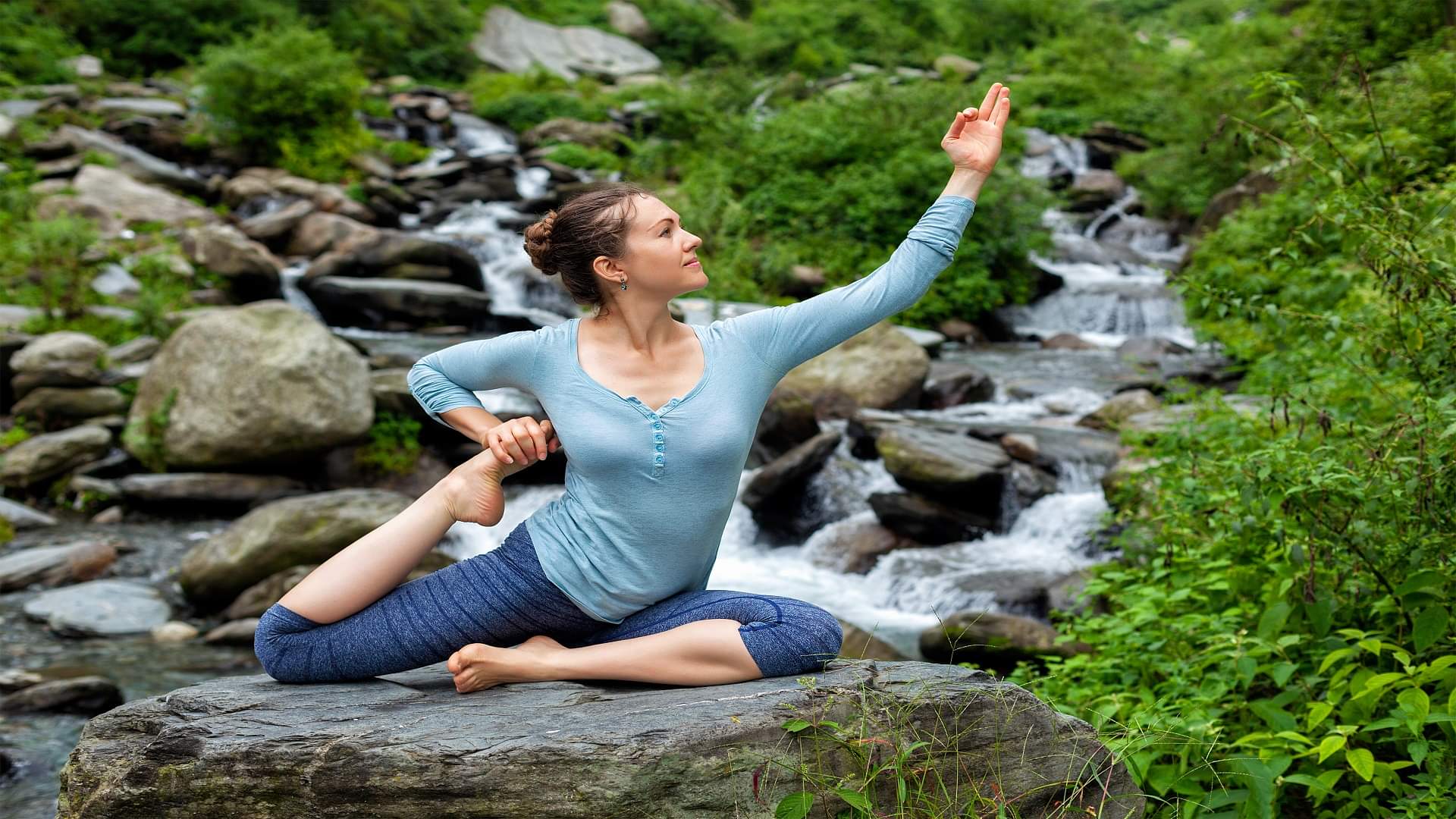 Yoga Tips: शाॅर्ट ड्रेस में नहीं दिखेंगी बद्दी, करें बाजुओं और पैरों को टोंड बनाने वाले योगासन Today Yoga Tips: Follow These Exercise Regularly for Toned Foots and Hands