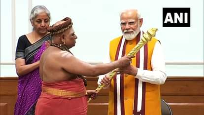 NPB: अधीनम प्रमुख ने PM मोदी को सौंपा सेंगोल, आज नए संसद भवन में स्थापित होगा पवित्र राजदंड Adheenams hand over Sengol to PM Modi on eve of new Parliament building inauguration