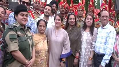 Guneet Monga: जम्मू इंटरनेशनल बॉर्डर पर पहुंचीं ऑस्कर विजेता गुनीत मोंगा, बीटिंग द रिट्रीट का बनीं हिस्सा oscar winning producer guneet monga reached jammu international border attends beating the retreat ceremony