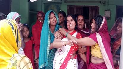 Kushinagar News: शौचालय के टैंक की सफाई करते समय बड़ा हादसा, पिता-पुत्र समेत चार की मौत, एक गंभीर घायल UP News: Father And Son Died Due to Falling in Toilet Tank in Kushinagar