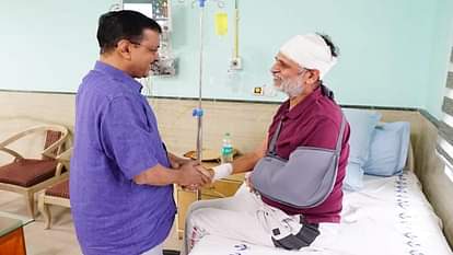 Delhi: सत्येंद्र जैन से अस्पताल में मिले अरविंद केजरीवाल, एलएनजेपी पहुंचकर जाना हाल Arvind Kejriwal met Satyendar Jain in the hospital