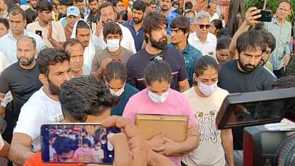 Wrestlers protest: बिना मेडल विसर्जित किए वापस लौटे पहलवान, गंगा सभा ने कहा- ये कोई राजनीति का अखाड़ा नहींं Wrestlers protest: Players will Throw medals in Ganga river in Haridwar today
