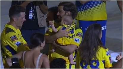 IPL Photos: CSK जीती तो जडेजा ने रिवाबा और धोनी ने साक्षी को लगाया गले, जीवा-निध्याना और आर्या ने उठाई ट्रॉफी IPL 2023: Ravindra Jadeja hugs Rivaba and Dhoni hugs Sakshi after CSK victory vs GT, Jiva-Nidhyana and Arya