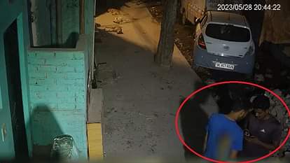 Sakshi Murder Case: साक्षी की हत्या से पहले दूसरे युवक से बात करता दिखा साहिल, कोई और भी जानता है कत्ल का राज? Sakshi Murder Case Delhi News: Video Surfaced Before Murder Of Sakshi