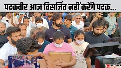 Wrestlers Protest Live: पहलवानों ने गंगा में नहीं बहाए अपने मेडल, हरिद्वार में नरेश टिकैत को सौंपे Wrestler Protest Live Update: Indian Wrestlers Throwing Medals In Ganga River, Babita Phogat Sakshi Malik News