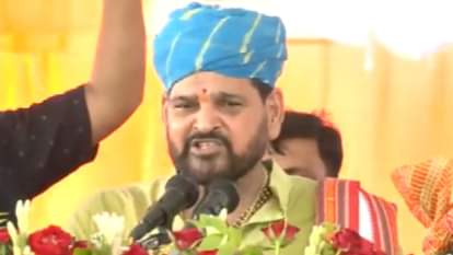 Barabanki: सांसद बृजभूषण का पहलवानों पर पलटवार, कहा- अगर एक भी आरोप साबित हुआ तो खुद फांसी लगा लूंगा BJP MP Brij Bhushan Sharan Singh speaks on warning of wrestlers throwing their medals in river Ganga.