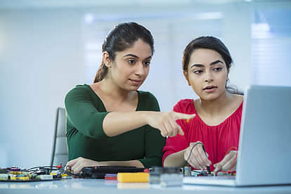Digital Marketing Agency : जानें कैसे डिजिटल मार्केटिंग एजेंसी स्थापित कर आप कर सकते हैं कमाई Digital Marketing Agency: Learn how you can earn by setting up a digital marketing agency-safalta