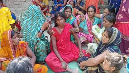 Kushinagar News: आर्केस्ट्रा देखने निकले युवक का पेड़ से लटका मिला शव, एक सप्ताह पहले कमाकर आया था घर dead body of a young man found hanging from tree in kushinagar