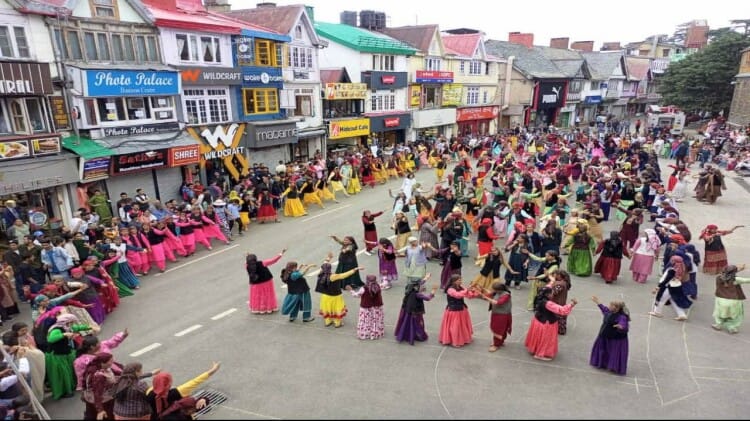 अंतररारष्ट्रीय शिमला ग्रीष्मोत्सव: मालरोड पर महानाटी, एक साथ थिरकीं 250 महिलाएं, देखें शानदार तस्वीरें Shimla Summer Festival: Mahanati on Mallroad, Women Dancing Together, see pictures