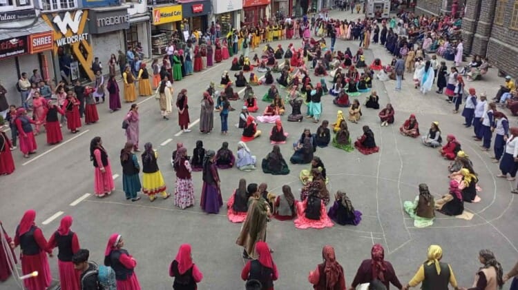 अंतररारष्ट्रीय शिमला ग्रीष्मोत्सव: मालरोड पर महानाटी, एक साथ थिरकीं 250 महिलाएं, देखें शानदार तस्वीरें Shimla Summer Festival: Mahanati on Mallroad, Women Dancing Together, see pictures