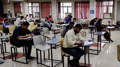 महाराष्ट्र अपडेट्स: परीक्षा में नकल करने वाले छात्र को फटकार लगाने वाली पर्यवेक्षक को मिली धमकी, मामला दर्ज Maharashtra News and Updates Mumbai police threatens college students teaching staff