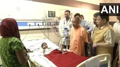 Sanjeev Jeeva Murder : ट्रॉमा सेंटर में बच्ची से मिले मुख्यमंत्री योगी, फायरिंग के दौरान हो गई थी घायल Sanjeev Jeeva Murder: CM Yogi visits to trauma to meet injured child.
